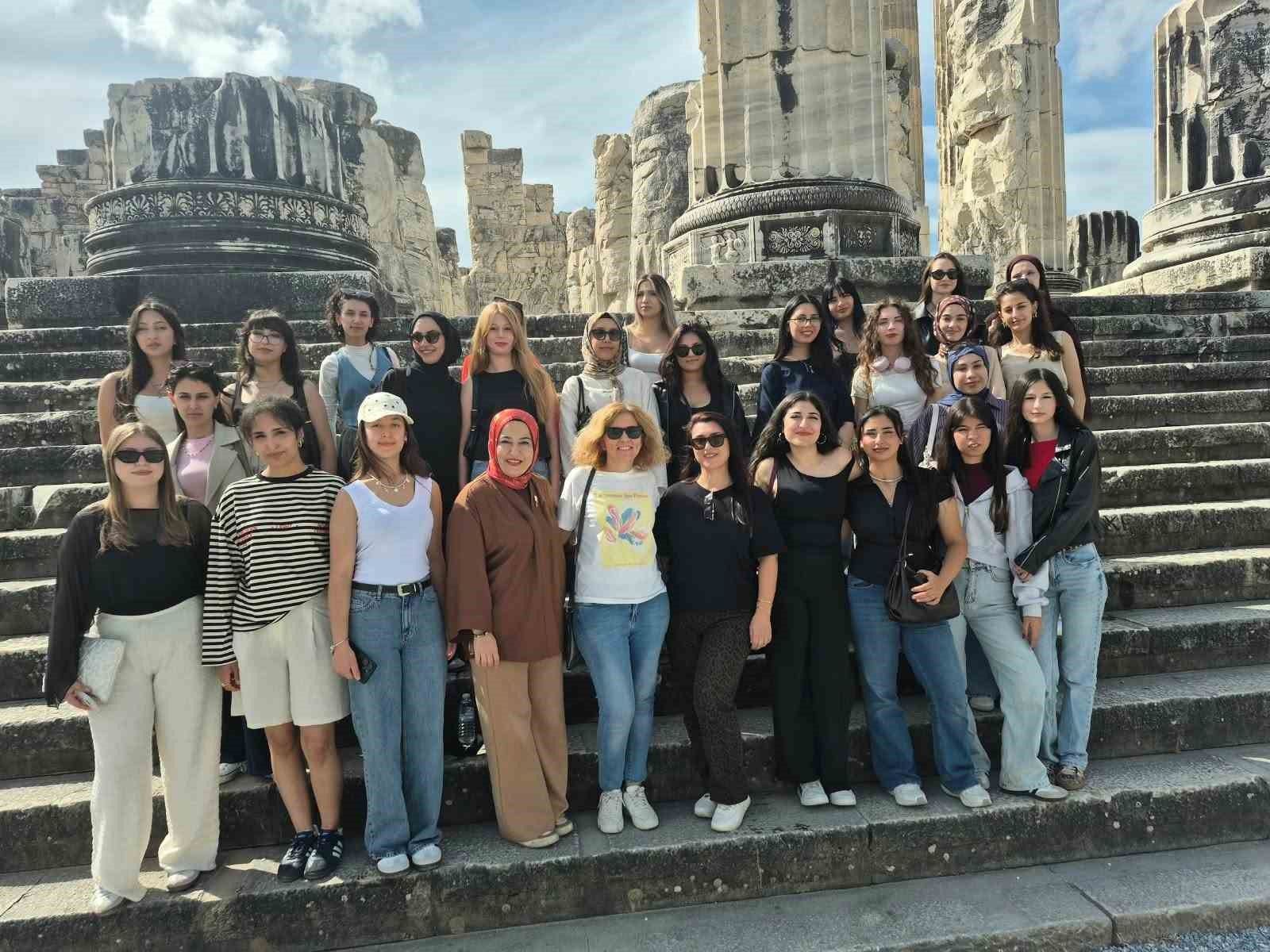 Universite Ogrencileri Didim Ve Milet In Tarihi Mirasini Kesfetti 1792305002402 678129